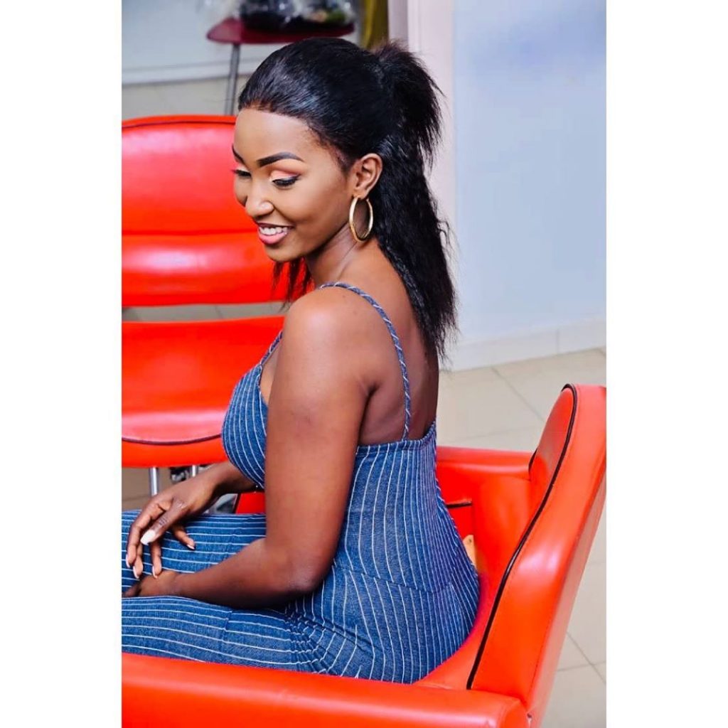 Photos: Coumba ,la fille du milliardaire Babacar Ngom dans une tenue splendide qui met en exergue ses belles formes