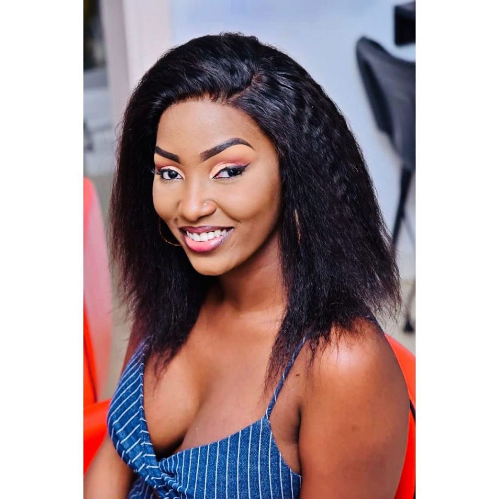 Photos: Coumba ,la fille du milliardaire Babacar Ngom dans une tenue splendide qui met en exergue ses belles formes