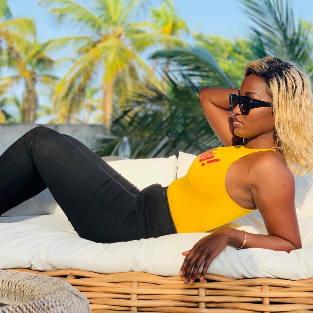 Photos: Coumba ,la fille du milliardaire Babacar Ngom dans une tenue splendide qui met en exergue ses belles formes