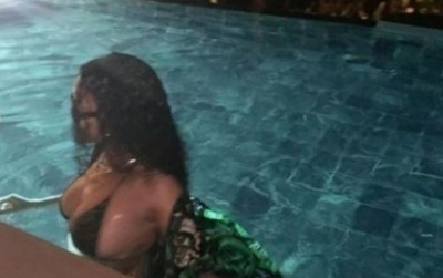 Bain de minuit : Rihanna met en valeur ses jolies formes