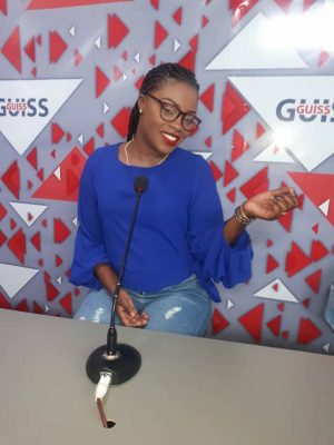 ( 07 Photos ) Safia, l’animatrice de Sen Tv toujours bien habillée