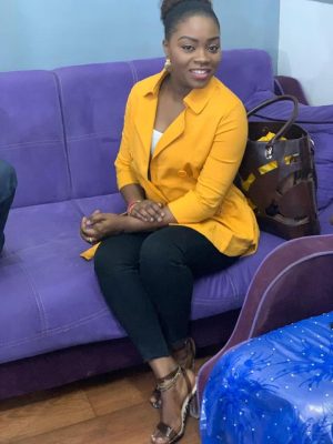 ( 07 Photos ) Safia, l’animatrice de Sen Tv toujours bien habillée