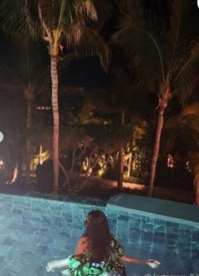 Bain de minuit : Rihanna met en valeur ses jolies formes