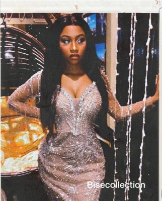 05 Photos – Astar s’affiche à nouveau dans une robe de princesse et illumine la toile