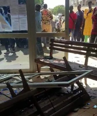 [09 Photos-Vidéo] Louga : Regardez comment les soutiens du maître coranique ont saccagé le tribunal