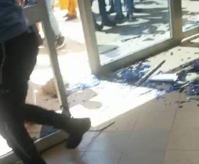 [09 Photos-Vidéo] Louga : Regardez comment les soutiens du maître coranique ont saccagé le tribunal