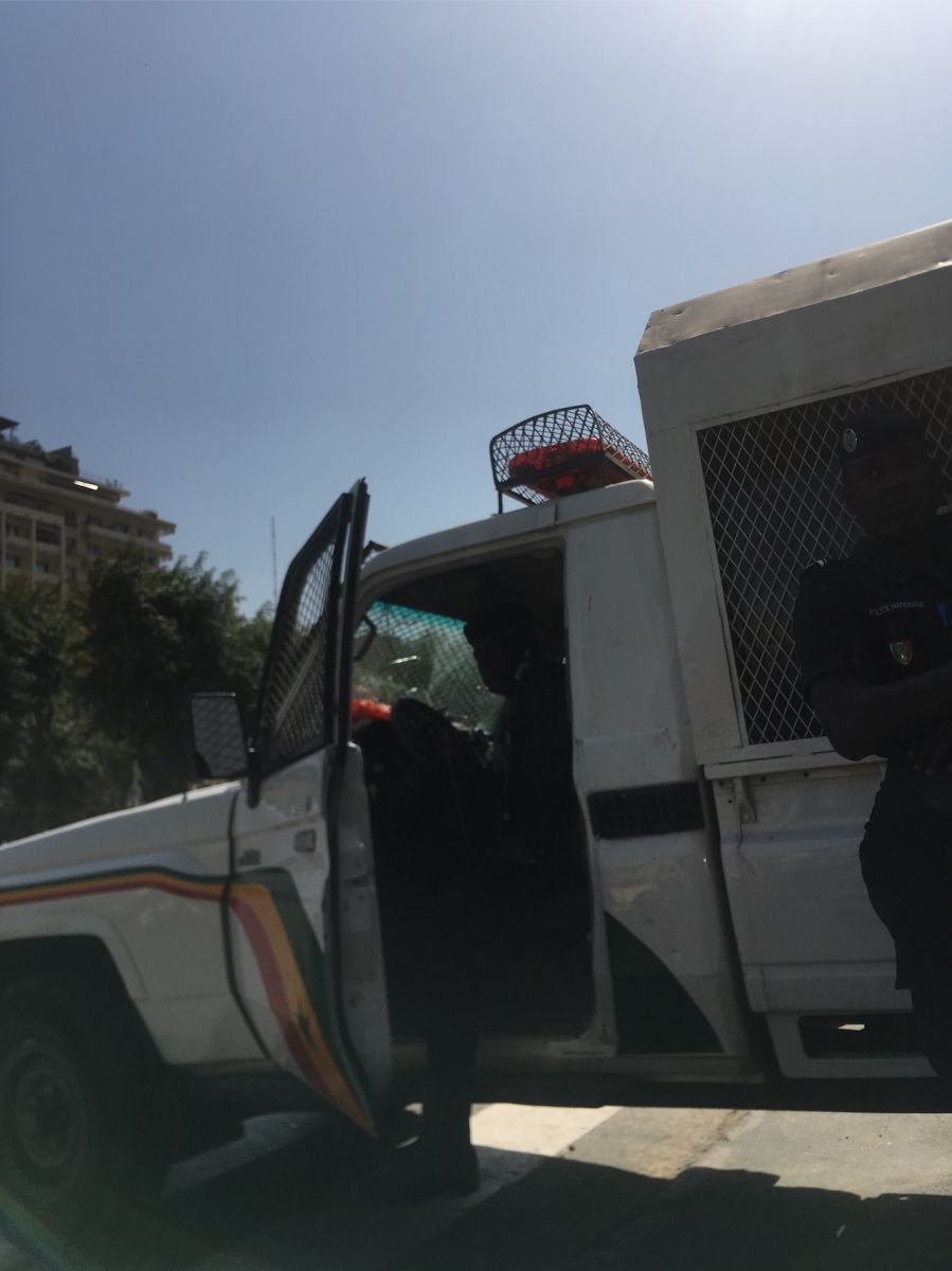 Photos-Manifestations : Le Palais et la place de l'indépendance bunkarisés