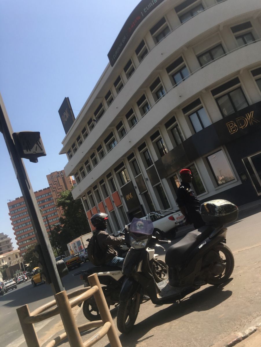 Photos-Manifestations : Le Palais et la place de l'indépendance bunkarisés