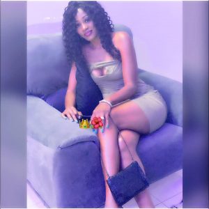 05 Photos – Queen Biz s’affiche à nouveau dans une robe aguicheuse et fait sensation