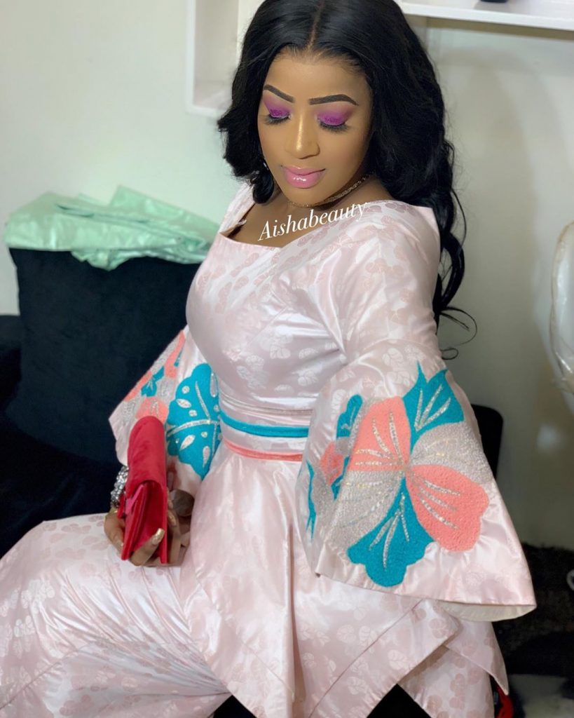 (20 Photos) L’actrice Betty toute souriante affiche un Makeup à la perfection