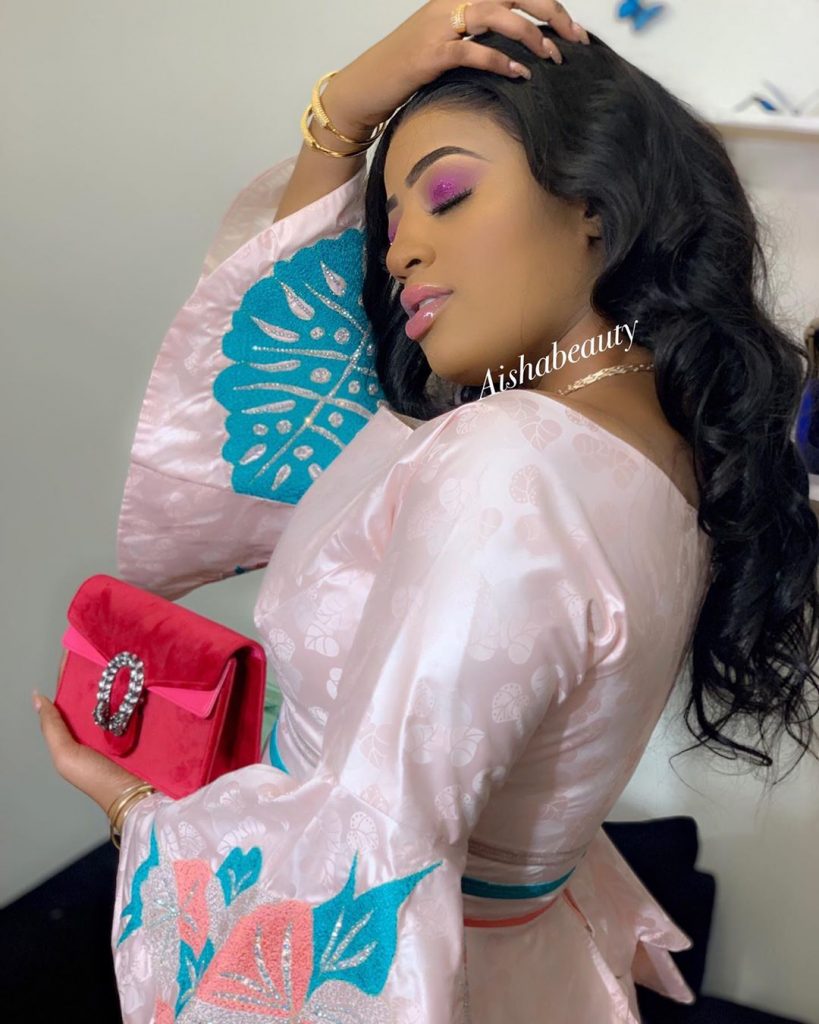 (20 Photos) L’actrice Betty toute souriante affiche un Makeup à la perfection