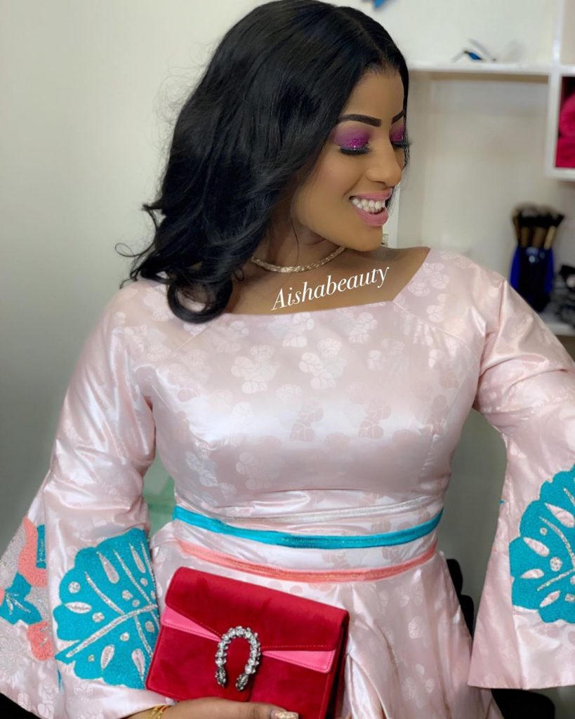 (20 Photos) L’actrice Betty toute souriante affiche un Makeup à la perfection