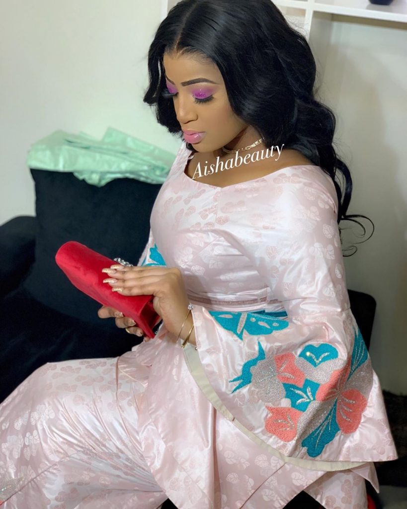 (20 Photos) L’actrice Betty toute souriante affiche un Makeup à la perfection