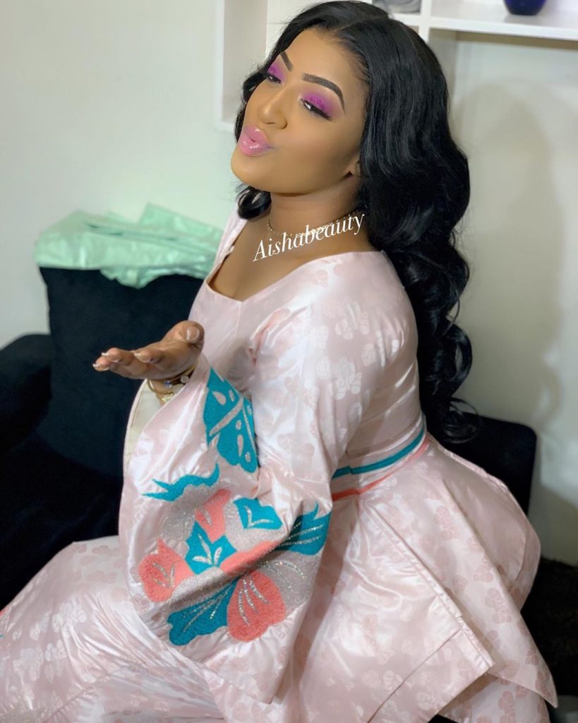 (20 Photos) L’actrice Betty toute souriante affiche un Makeup à la perfection