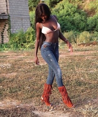 (12 Photos) – Ebène Diop, refais surface avec ses clichés hyper s*xy qui charme les internautes sénégalais