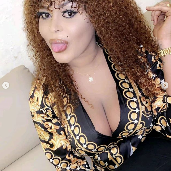 (08 Photos) Dans une tenue aguicheuse, Maman de la 2stv fait sensation et assomme les internautes