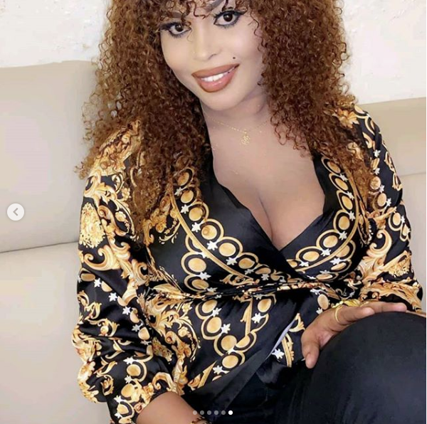 (08 Photos) Dans une tenue aguicheuse, Maman de la 2stv fait sensation et assomme les internautes