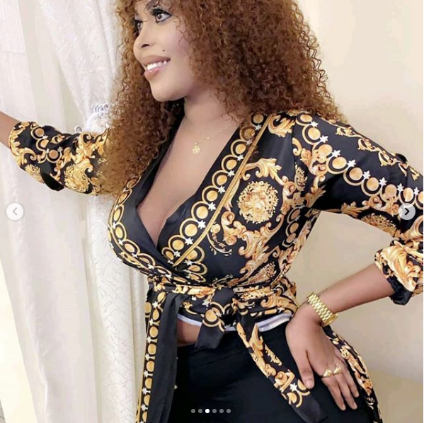 (08 Photos) Dans une tenue aguicheuse, Maman de la 2stv fait sensation et assomme les internautes