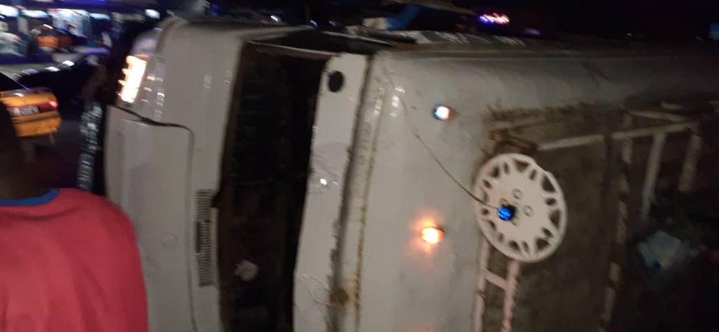 Rond point Technopole : Un Car "Ndiaga Ndiaye" se renverse