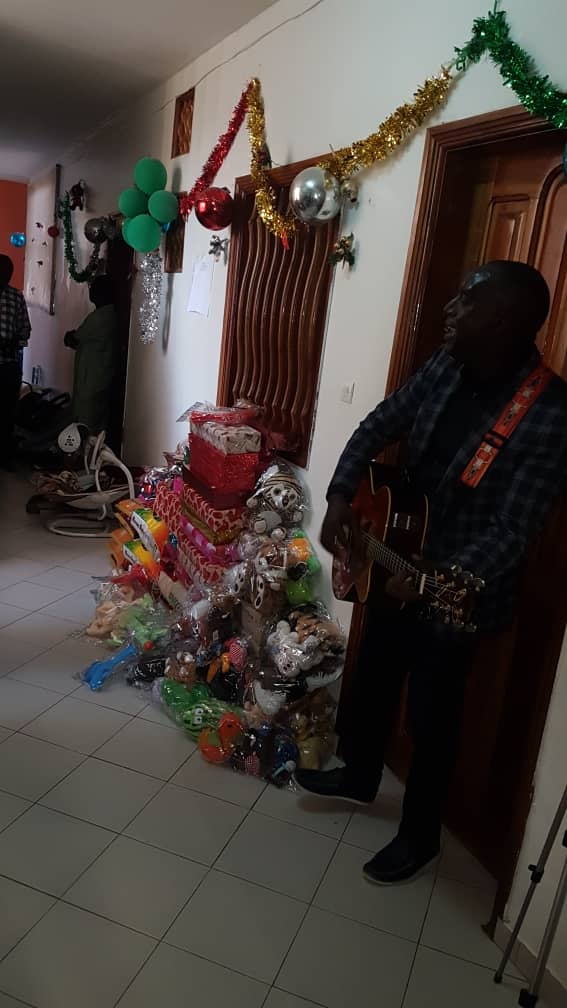 05 Photos – Aïda Coulibaly, l’épouse de Youssou ndour et V2S au chevet des orphelins