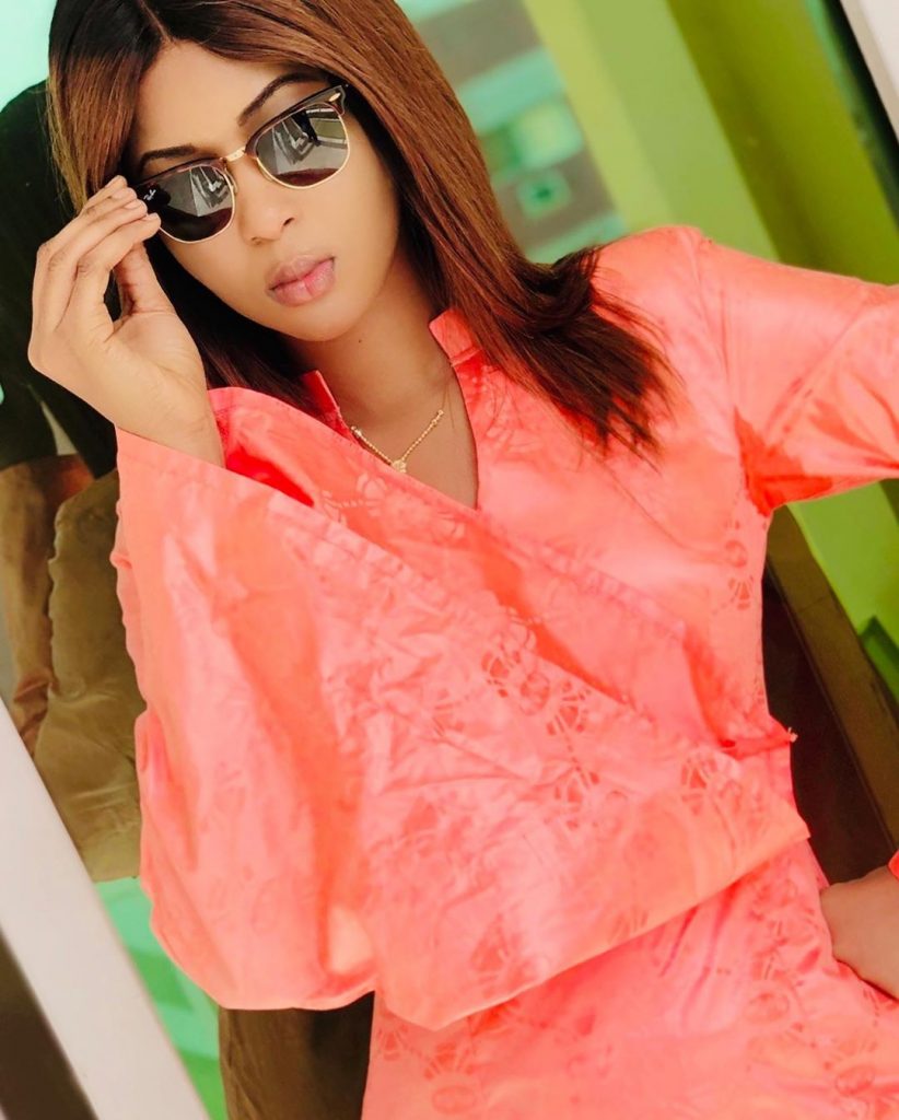 (05 Photos) Awa Diagne alias Kiné, trés ravissante dans son Sagnsé avec ses lunettes de soleil