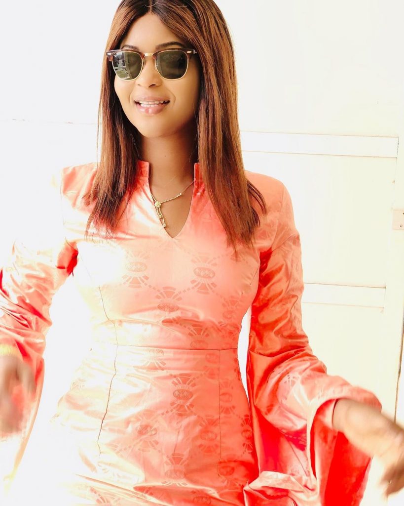 (05 Photos) Awa Diagne alias Kiné, trés ravissante dans son Sagnsé avec ses lunettes de soleil