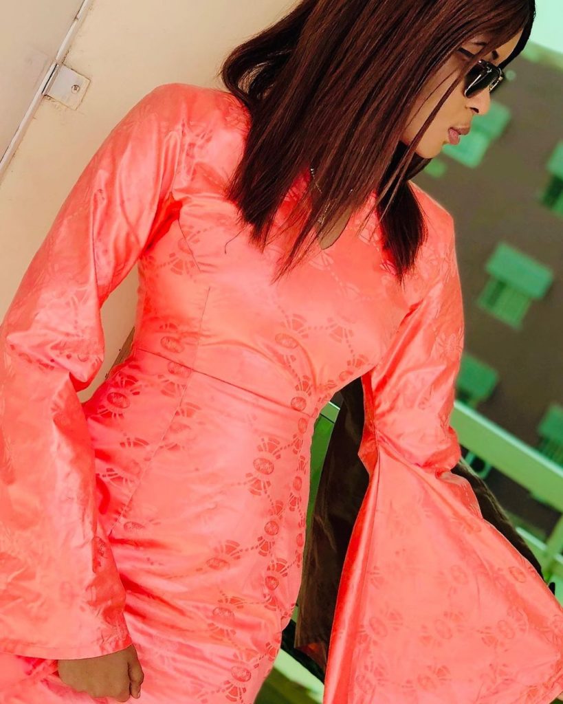 (05 Photos) Awa Diagne alias Kiné, trés ravissante dans son Sagnsé avec ses lunettes de soleil