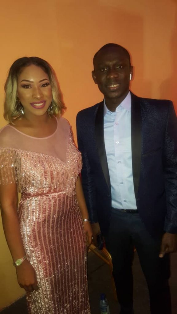 05 Photos – La chanteuse Chadia dans une robe chic et glamour