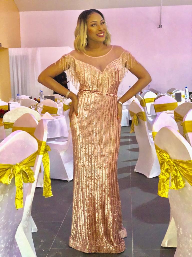 05 Photos – La chanteuse Chadia dans une robe chic et glamour