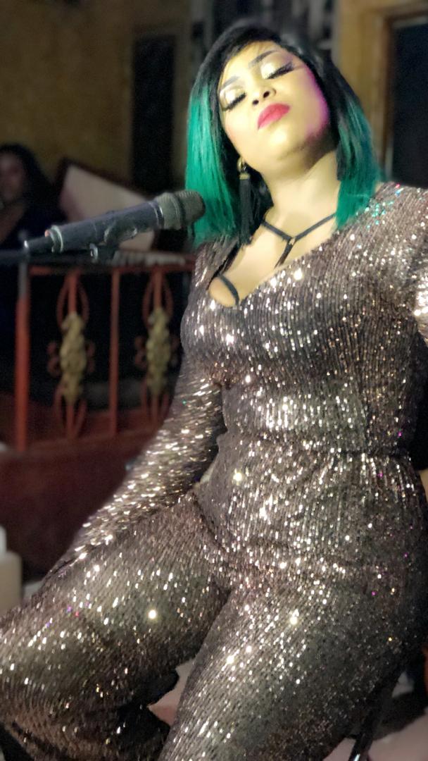 Soirée 25 Décembre : GuiGui met le feu à la peau des fans (Photos)