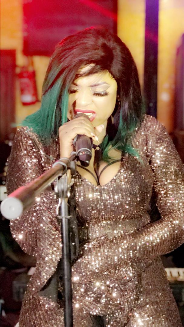 Soirée 25 Décembre : GuiGui met le feu à la peau des fans (Photos)