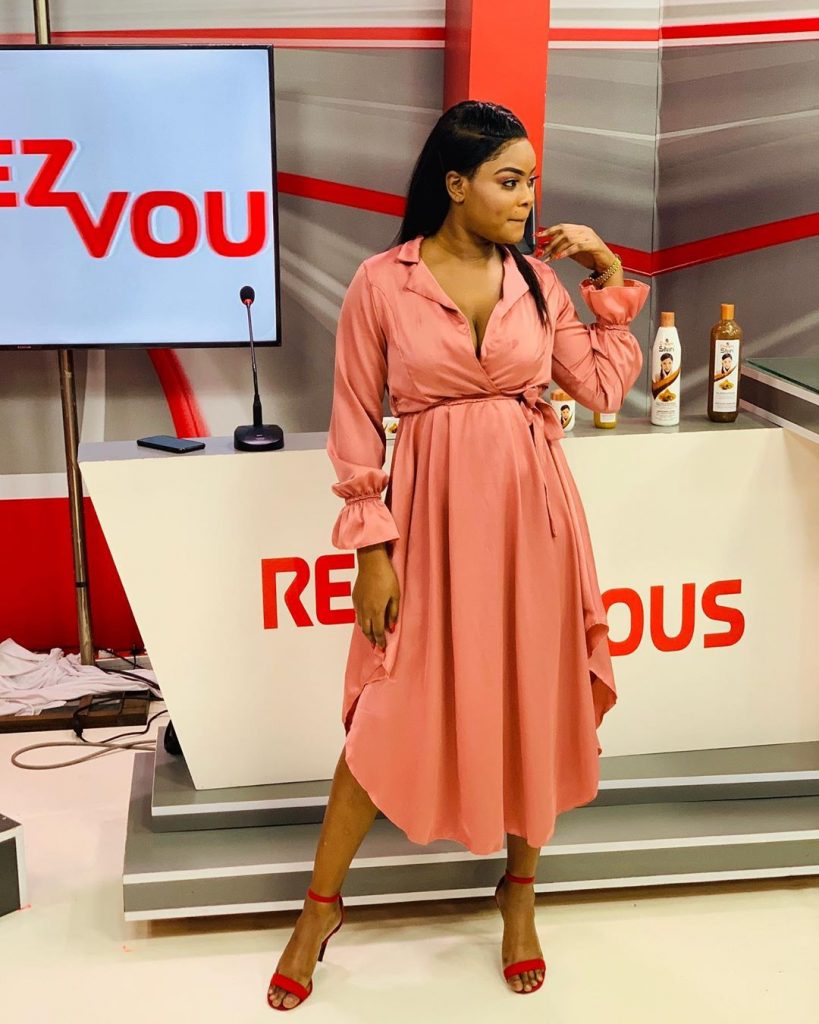 05 Photos – La Robe chic et classe de Mignonne actrice de la série « Idoles » devenue animatrice