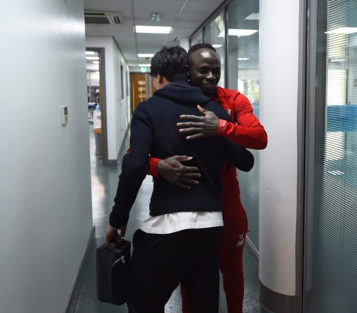 Photos- Quand Sadio Mané accueille Minamino, la nouvelle recrue de Liverpool