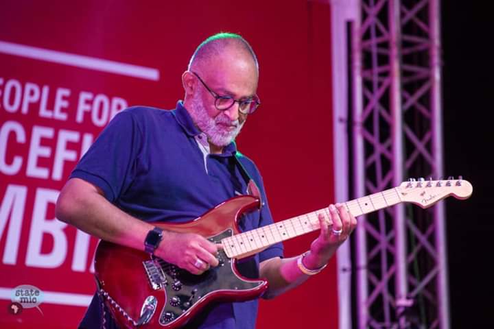 (Photos) Mabousso Thiam fils de l'ancien premier ministre Habib Thiam dans ses œuvres de grand guitariste