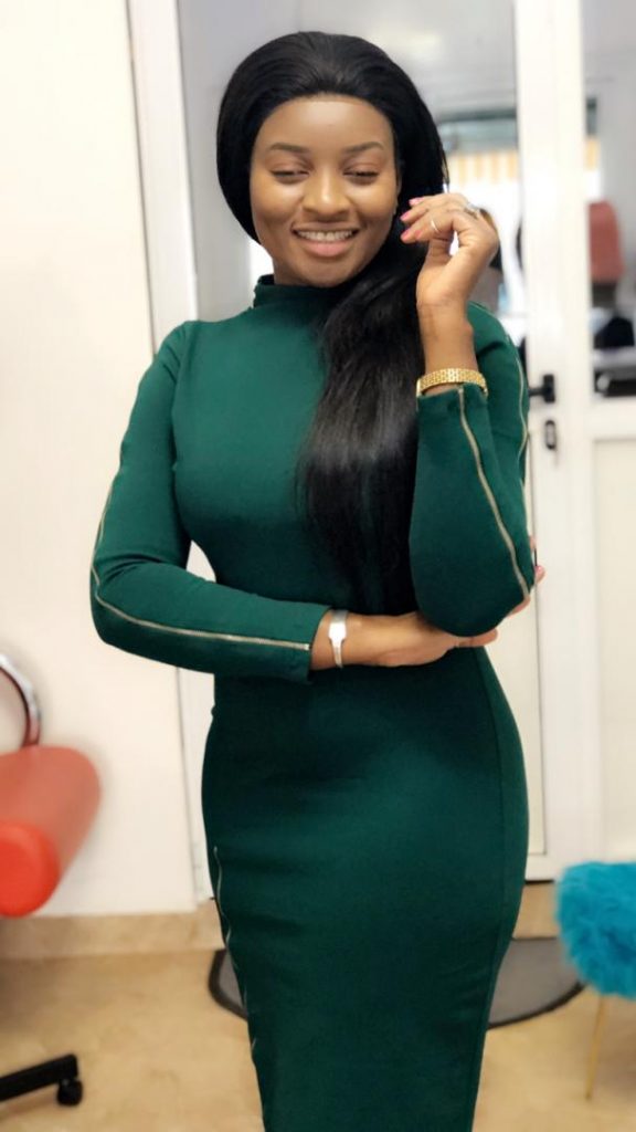 (05 Photos) Habsa de la série » belle mère » trop belle dans sa robe vert émeraude : une étoile sur nos petits écrans