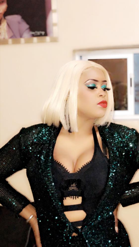 05 Photos – Nouvel an: Le sagnsé chic et glamour de Guigui