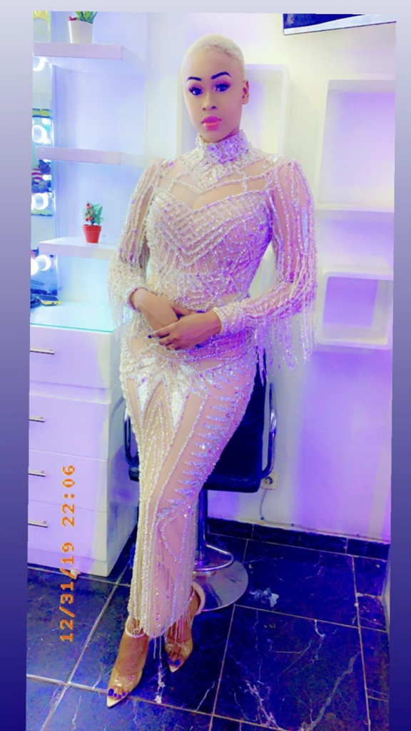 05 Photos – Ndéye Astou Sall s’affiche dans une robe chic et glamour et illumine la toile