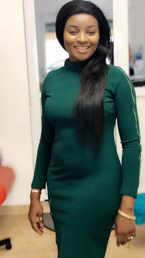 (05 Photos) Habsa de la série » belle mère » trop belle dans sa robe vert émeraude : une étoile sur nos petits écrans