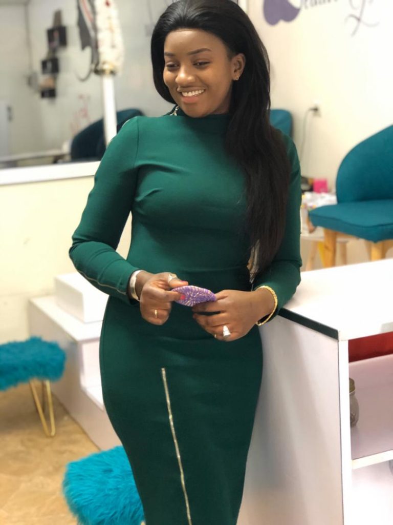 (05 Photos) Habsa de la série » belle mère » trop belle dans sa robe vert émeraude : une étoile sur nos petits écrans