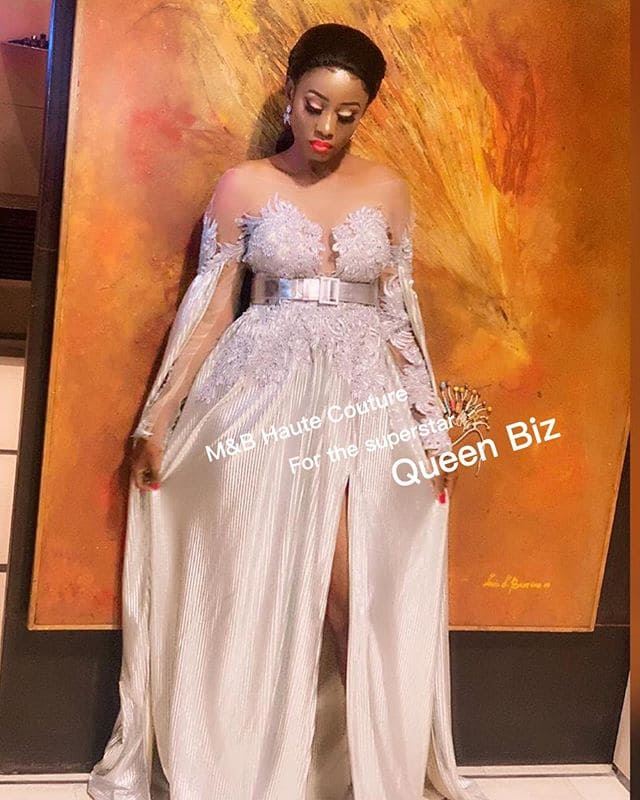 04 Photos – Dans une robe chic et glamour, Queen Biz illumine la toile