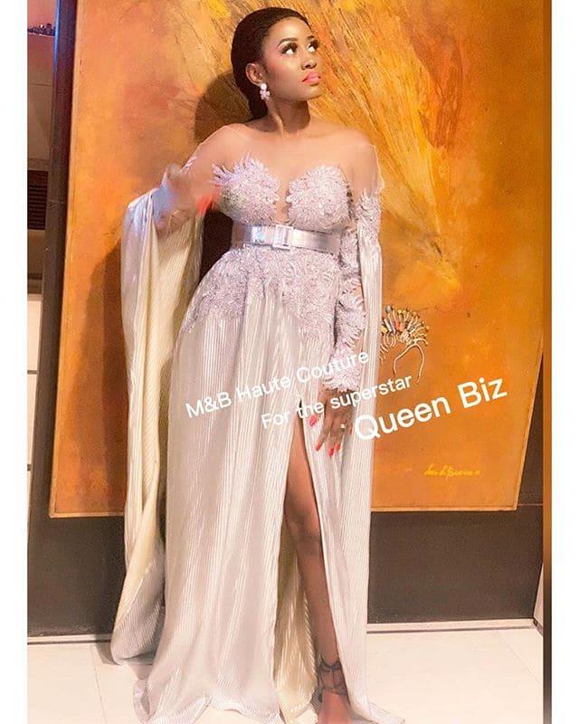 04 Photos – Dans une robe chic et glamour, Queen Biz illumine la toile