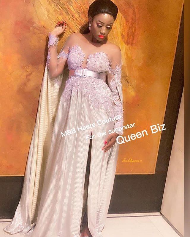 04 Photos – Dans une robe chic et glamour, Queen Biz illumine la toile