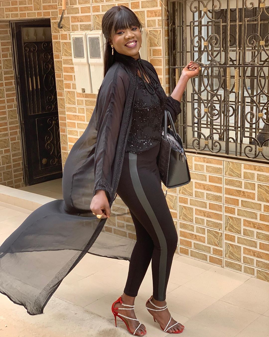 (Photos) L'animatrice Sophia Thiam de la 2STV enflamme la toile avec ses nouveaux clichés