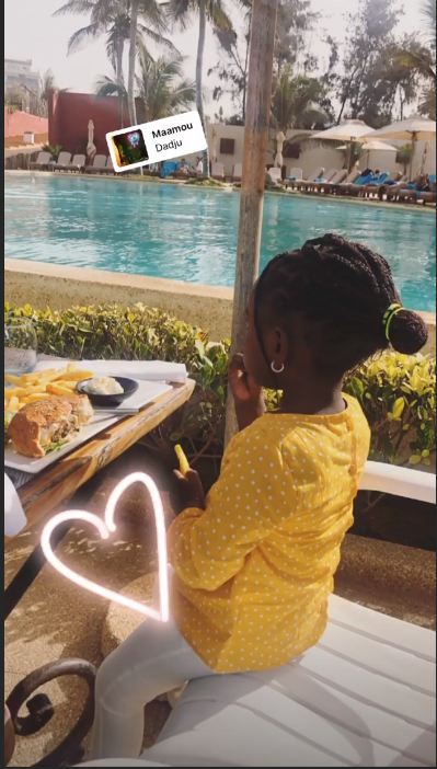 (07 Photos) Anna,l’assistante de Pod prend du bon temps avec sa fille