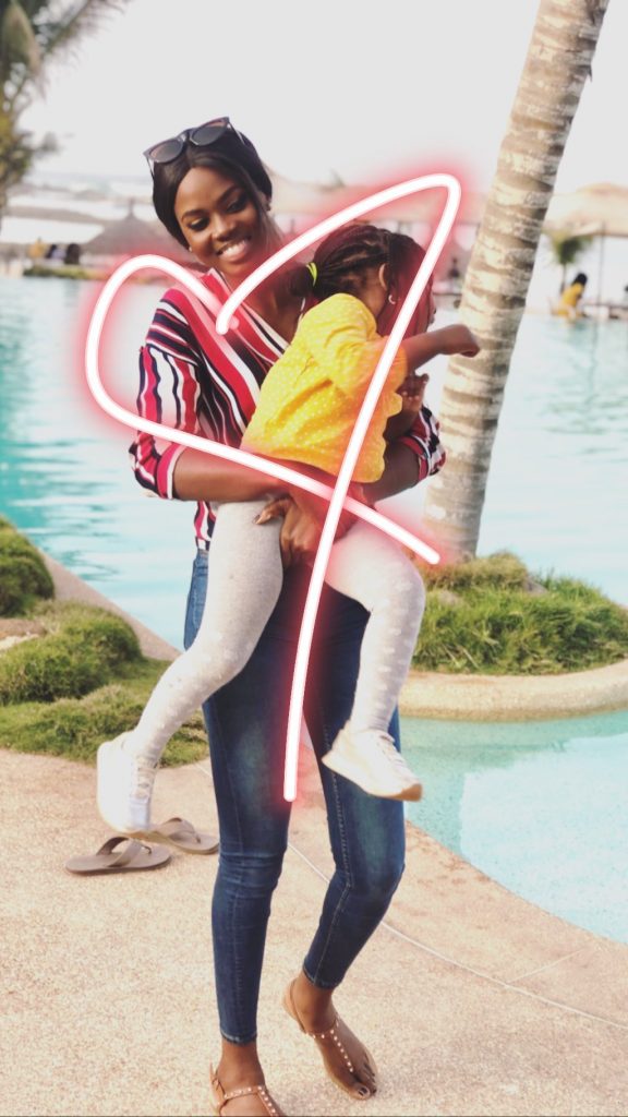 (07 Photos) Anna,l’assistante de Pod prend du bon temps avec sa fille