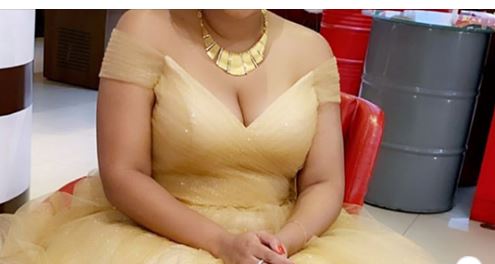 (06 photos): Eva, l’épouse de Pi fait monter la température avec sa robe de reine