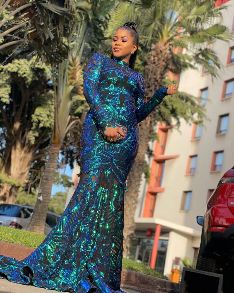 30 Photos – Dans une robe chic et glamour, Marichou Diop illumine la toile