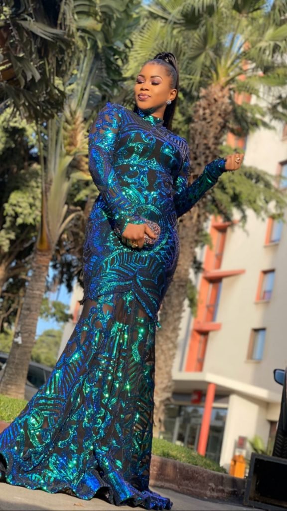 30 Photos – Dans une robe chic et glamour, Marichou Diop illumine la toile