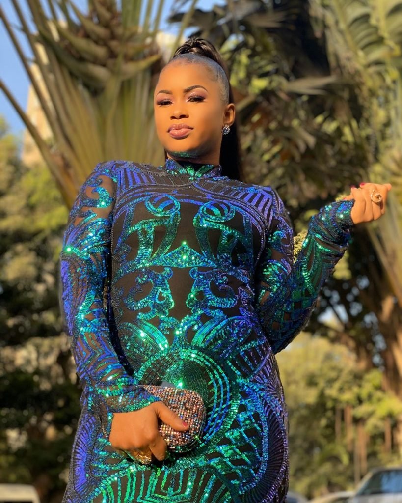 30 Photos – Dans une robe chic et glamour, Marichou Diop illumine la toile