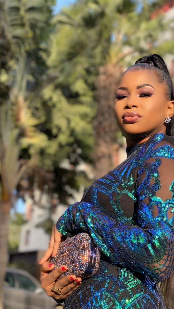 30 Photos – Dans une robe chic et glamour, Marichou Diop illumine la toile